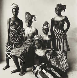 floserber:Irving Penn, Five Dahomey Girls, Two Standing, 1967.