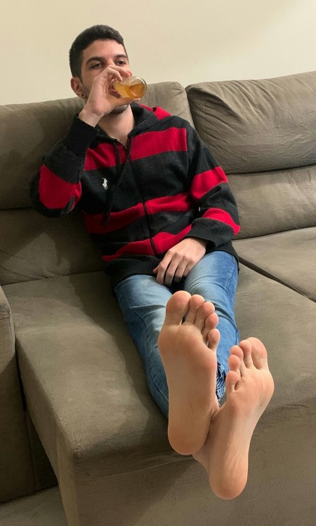 whitemalefeet:Get you tipsy and sniff/lick those big, sexy feet