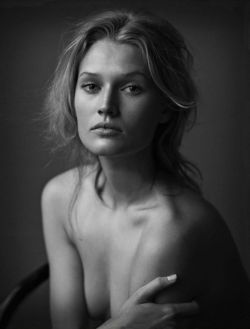 Toni Garn by Peter Lindbergh (“The Naked Truth”,