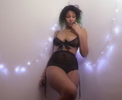 filthygood:  Cute midriff and mess hair, feeling ethereal in