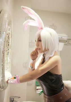 league-of-legends-sexy-girls:Riven Cosplay