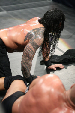 thunderjock:  houndsofhotness:  believeindeanambrose:  roman