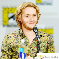 emilieblunt:   Toby Regbo attends CW’s ‘Reign’ exclusive