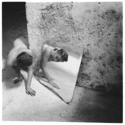 umidadinebbia:  Francesca Woodman &ldquo;Ti ecciterai, caro amico, osservando un’immagine, ma non saprai mai che cosa vi è dentro&rdquo; scriveva la giovane artista… 