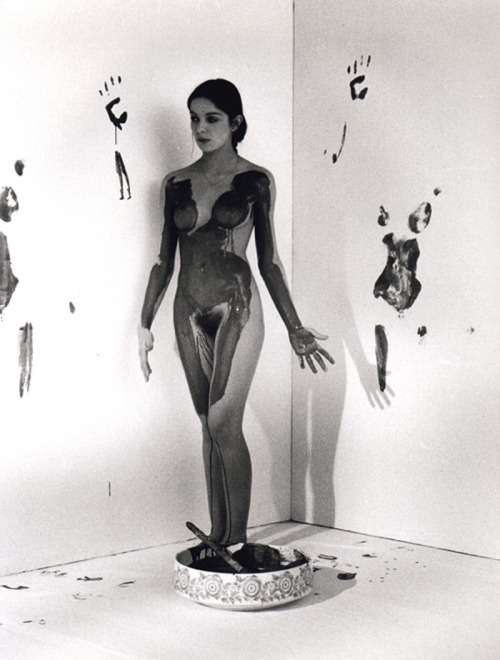 vivipiuomeno:  noiredesire:  obscurantisme:  Anthropométries, c. 1960  splendid!!  Yves Klein (1928 - 1962)