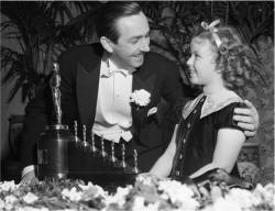 ilvillaggio:  Walt Disney receiving the Oscar from Shirley Temple for