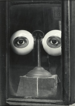 scanzen:  Irving Penn: ‘Optician’s Shop Window’, 1939.