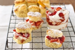 yummyinmytumbly:  Vanilla scones with strawberry cream