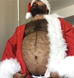 randomloverofbellies:  I believe in Santa again. 😘😉🎅🏽