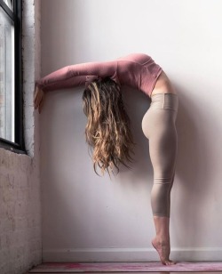babes-do-yoga:  Yoga Babe