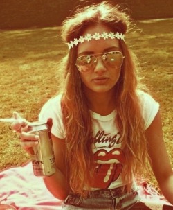 girl-hairstyles:  Hippie girl with long hair, floral headband,