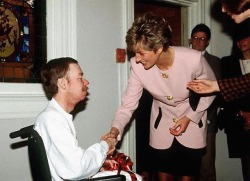 sonne:  Princess Diana shaking the hand of an AIDS victim with