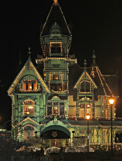 victorianhouses:  The Carson Mansion at Christmas