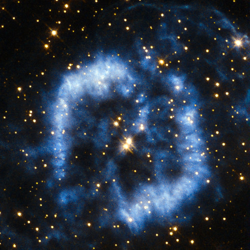 space-pics:  Hubble pictures planetary nebula with spiral arms