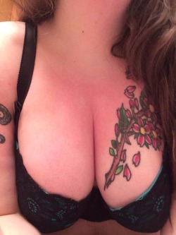 sleazykitten:  theblackvillain:  sleazykitten on/off.  Daddy