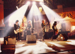 normal-p-eople-scare-me:  Guns N’ Roses on the set of Sweet