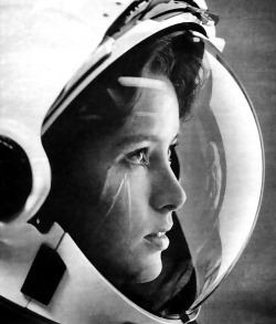 aspirethesenses:  Anna Fisher, 1979: The first female astronaut (by: James