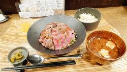 katsucult:    赤くレアなステーキがごはんにたっぷりのりまくった「国産牛ステーキ丼定食」を京都の佰食屋で食べてきました