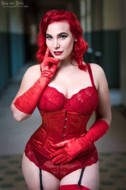 espartilhos:   Orchard Corset Lady in Red 💘Wearing the red
