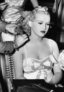 barbarastanwyck:  Betty Grable getting her hair brushed on the