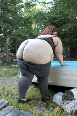bbwjae:  Did you guys see my huge naked ass in the woods yet?!Â 