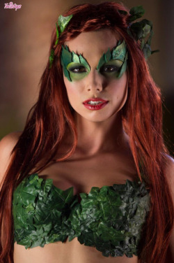 geekdup:  Poison Ivy Cosplay….This is Dangerous right here.