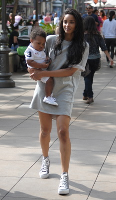 celebritiesofcolor:  Ciara with her son at the Grove in LA  Omg