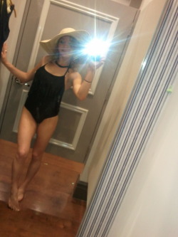 changingroomselfshots:  ready for summer?  Girls, let’s