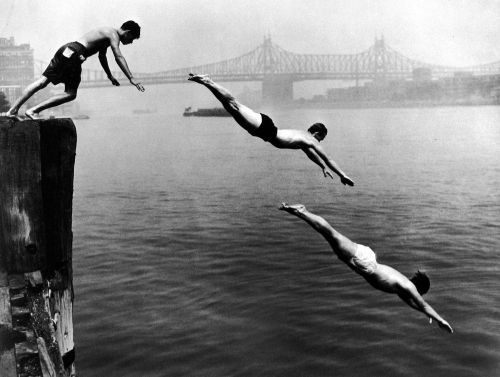 last-picture-show:  Arthur Leipzig, Divers, East River, 1948