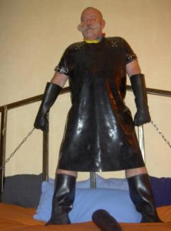 Incredibly sexy rubber Master. I would love to be fisted by him,