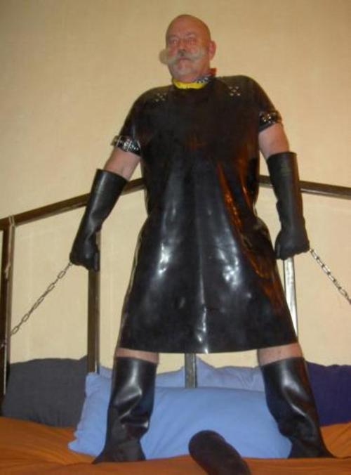 Incredibly sexy rubber Master. I would love to be fisted by him, especially with those industrial rubber gloves.