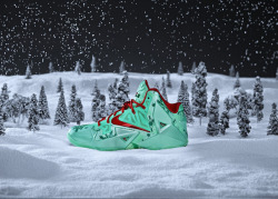 nicekicks:  Nike LeBron 11 “Christmas”  I want these, yooooooooo