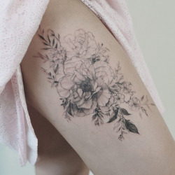 tattoos-org:  Peony Leg Tattoo  Artist: 타투이스트 꽃 Tattoo