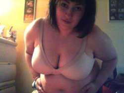 chubby-bunnies:  I’m Danaleigh. I’m 18. US Size 18, sometimes