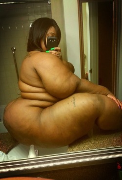 wantssbbwpears:  heavyssbbw:  Photo http://bit.ly/1rBdKAb  Damn