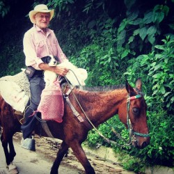 que le paso joven? -preguntó al verme correr- me de volví para