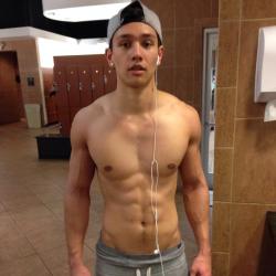 blessedngifted-theyoungmalebody:  Just beautiful! Obey the dick!