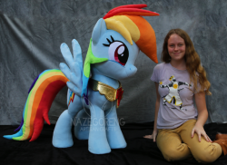 tambelon:  nazegoreng:  Lifesize (42") Rainbow Dash Plushie!