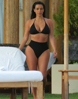 luvkardashjennx:  June 10th- Kim on vacation in Mexico