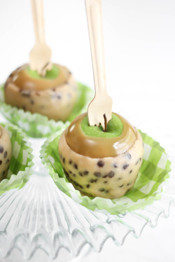 do-not-touch-my-food:  Chocolate Chip Cookie Dough Caramel Apples