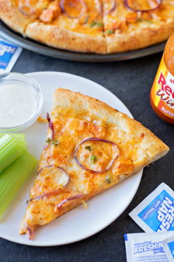 foodiebliss:  Buffalo Chicken Pizza With Spicy Cajun CrustSource: