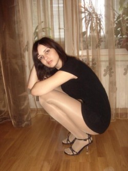 pantyhose-nylons-stockings:  There are over 3,100 PH photos in