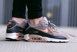 unstablefragments2:  NIKE WMNS AIR MAX 90 LEATHER (via Kicks-daily.com)