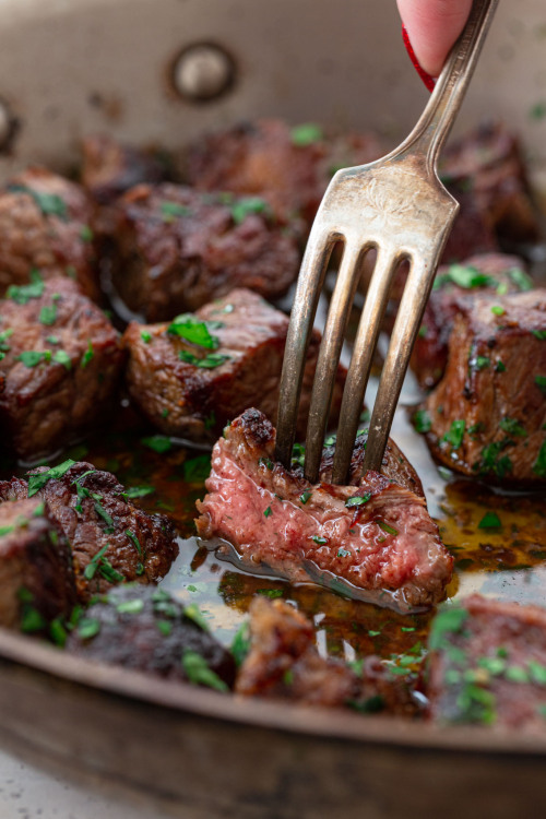 daily-deliciousness:  Garlic butter steak bites