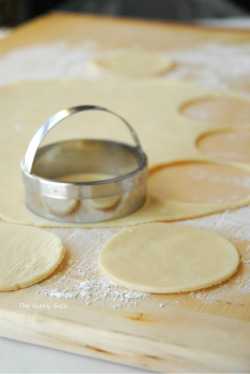 lifehackable:  thecakebar:  Peanut Butter Cup Pie Pops Tutorial