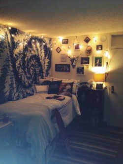 brown-medusa:  My lovely dorm. Namaste.  Ashe