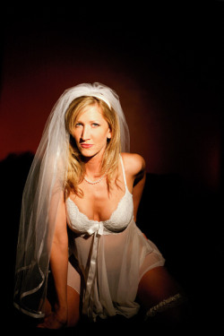 pantyluvs:  This looks like one frisky bride! 