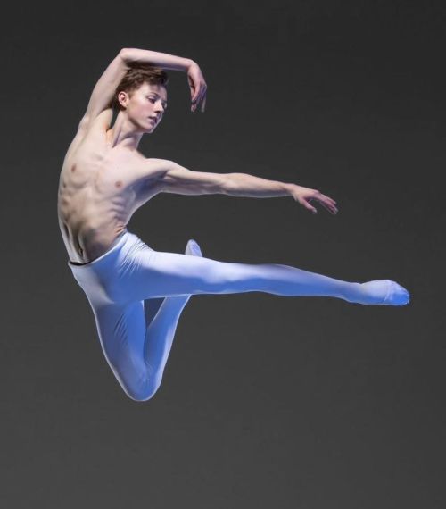 lovelyballetandmore:   James Large  |  The Royal Ballet  | Photo