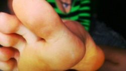 themissarcana:  super foot close up. i should lotion my feet