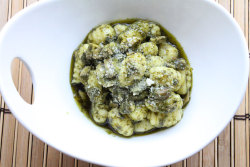 foodffs:  Cilantro and Basil Pesto with Gnocchi  Really nice